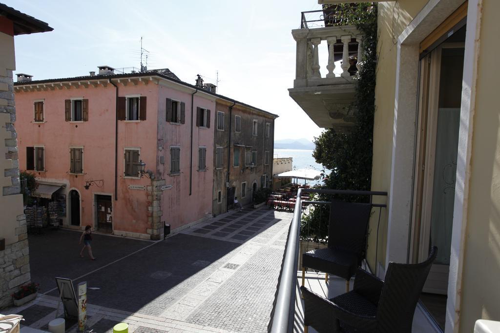 Appartamenti Piazza Umberto I Torri Del Benaco Bilik gambar